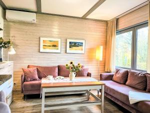 ein Wohnzimmer mit Sofa und Tisch in der Unterkunft Holiday Home Dorf 3-Haus 112 by Interhome in Kirchheim + 39 Fotos