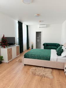 una camera da letto con un letto, una televisione e un albero di Natale di Pentagon Concept a Alba Iulia