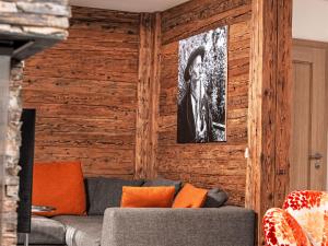 sala de estar con pared de madera y sofá en Apartment Mountain Resort C15 by Interhome, en Kaprun 23 fotos más