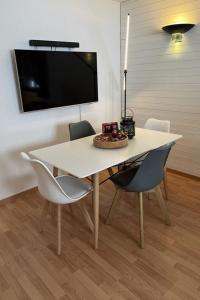 TV a/nebo společenská místnost v ubytování Apartment Am Sonnenhang by Interhome