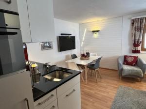 Kuchyň nebo kuchyňský kout v ubytování Apartment Am Sonnenhang by Interhome
