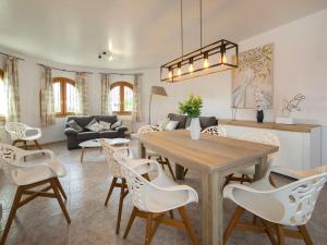 salon z drewnianym stołem i krzesłami w obiekcie Holiday Home Marie Louise by Interhome w mieście Calpe
