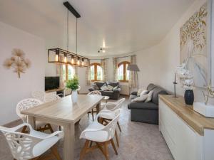 salon z drewnianym stołem i białymi krzesłami w obiekcie Holiday Home Marie Louise by Interhome w mieście Calpe