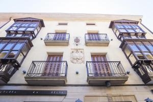 a building with balconies and a crest on it at Alda Castillo de Olite in Olite