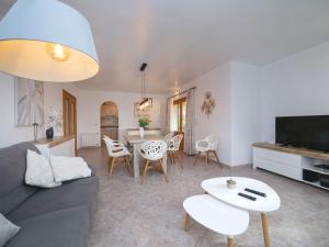 salon z kanapą i stołem w obiekcie Holiday Home Marie Louise by Interhome w mieście Calpe +22 zdjęcia