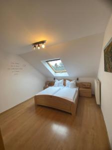Postel nebo postele na pokoji v ubytování Ferienwohnung am Weingut Lingen