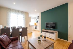 TV a/nebo společenská místnost v ubytování Ferienwohnung am Weingut Lingen