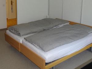 エンゲルベルクにあるApartment Parkweg 9-602 by Interhomeの大型ベッド1台(木枠付)