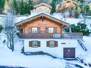 Casa de madera con balcón en la nieve en Chalet Ushuaia by Interhome, en Nendaz