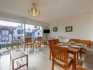 Televízia a/alebo spoločenská miestnosť v ubytovaní Apartment La Voilerie - Hartimon by Interhome