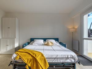 Posteľ alebo postele v izbe v ubytovaní Apartment La Voilerie - Hartimon by Interhome