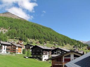 eine Gruppe von Häusern vor einem Berg in der Unterkunft Apartment Dominic B by Interhome in Saas-Fee