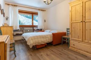a bedroom with a bed and a window at Mono Fiorrancino in Folgaria