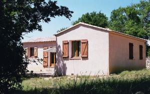 a small white house with windows in a field at Vautrain in Artignosc-sur-Verdon