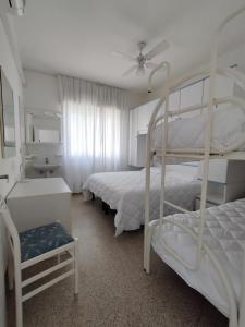 1 dormitorio con 2 literas y baño en Residence La Serenissima, en Caorle
