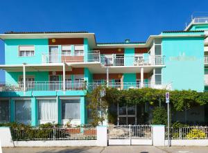un edificio de apartamentos azul en Residence La Serenissima, en Caorle