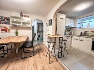 Kuchyň nebo kuchyňský kout v ubytování Apartment Garden Suite by Interhome