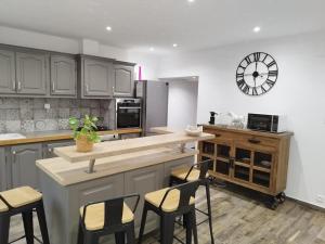 chez sandrou的厨房或小厨房