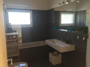 Ένα μπάνιο στο Apartment Chesa Parpan by Interhome