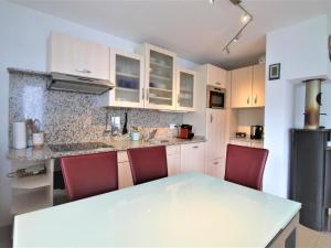 Kuchyň nebo kuchyňský kout v ubytování Apartment Auarara by Interhome
