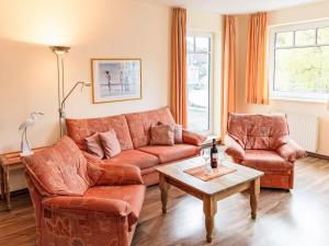 Una sala de estar con un sofá y dos sillas y una mesa. en Apartment Luise von Preußen - App-201 by Interhome, en Zinnowitz