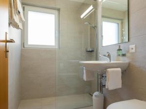 une salle de bain avec lavabo et douche dans l'établissement Apartment Haus Azur by Interhome, à Saas-Almagell