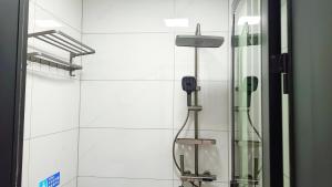 una ducha en un baño con puerta de cristal en Zhangjiajie Qingfeng B&B West Station Branch, en Zhangjiajie 49 fotos más