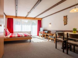 une chambre avec un lit et une salle à manger dans l'établissement Apartment Haus Azur by Interhome, à Saas-Almagell 22 autres photos