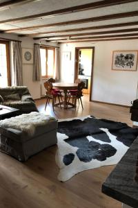 Area soggiorno di Apartment Strubeli by Interhome