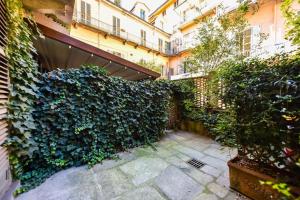 un edificio con un seto verde en un patio en il Vialetto della GranMadre, en Turín