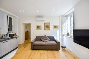Una sala de estar con un sofá y un televisor de pantalla plana. en il Vialetto della GranMadre, en Turín