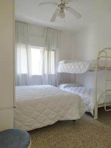 Un dormitorio con una litera y una ventana. en Residence La Serenissima, en Caorle