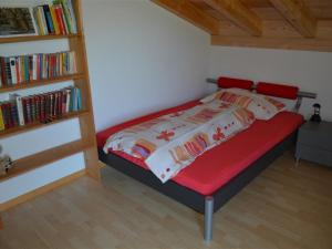 Postel nebo postele na pokoji v ubytování Apartment Alpha by Interhome