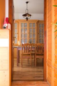 uma sala de jantar com mesa e armários de madeira em Bogyólak Palkonya em Palkonya