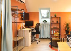an office with a desk with a computer and a table at Le Nid des Pros', idéal télétravail, proche Compiègne in Jaux