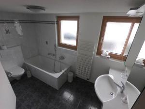 Koupelna v ubytování Apartment Berg-Idyll by Interhome + 10 fotografií