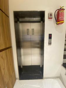 印多尔JMB Hotel Height的墙上的金属电梯