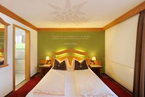 Rúm í herbergi á Hotel Kirchbühl Superior