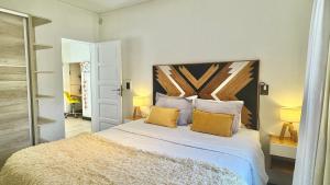 a bedroom with a large bed with yellow pillows at Ñireco HOUSE in San Carlos de Bariloche