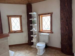 Ένα μπάνιο στο Ryders Lodge, Log Home In Edgewater, Bc +22 φωτογραφίες