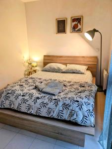 une chambre avec un lit avec une couette bleue et blanche dans l'établissement L'instant sorgue, à LʼIsle-sur-la-Sorgue 9 autres photos