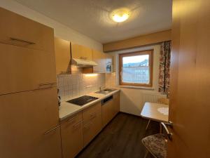 mała kuchnia ze zlewem i oknem w obiekcie Franzele Appartements & Breakfast w Solden