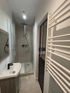 Phòng tắm tại Le 71 - Love Room Cozy - Disney 20min