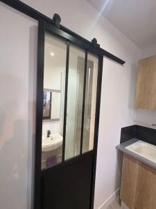 Phòng tắm tại Le 71 - Love Room Cozy - Disney 20min +9 ảnh