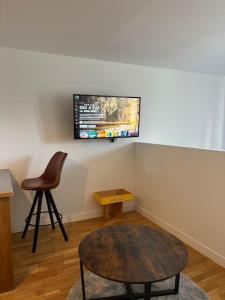 TV/trung tâm giải trí tại Le 71 - Love Room Cozy - Disney 20min