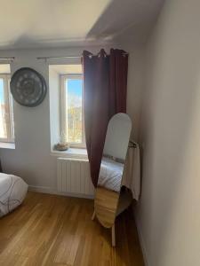 Giường trong phòng chung tại Le 71 - Love Room Cozy - Disney 20min