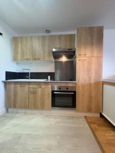 Nhà bếp/bếp nhỏ tại Le 71 - Love Room Cozy - Disney 20min