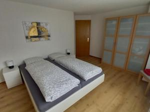 Un pat sau paturi într-o cameră la Apartment Crocus by Interhome