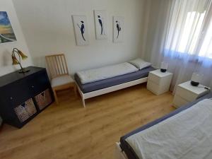 Un pat sau paturi într-o cameră la Apartment Crocus by Interhome