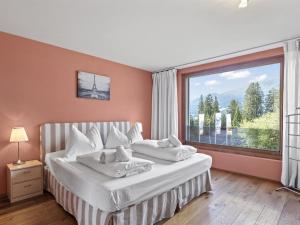 瓦尔贝拉Apartment Kulm 1 by Interhome的一间有两张床和一扇大窗户的卧室 更多15张照片